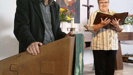 Andreas Rütenik und Britta Schröter in der Kirche von Mariendorf-Süd.