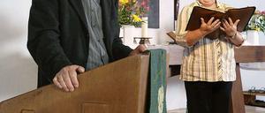 Andreas Rütenik und Britta Schröter in der Kirche von Mariendorf-Süd.