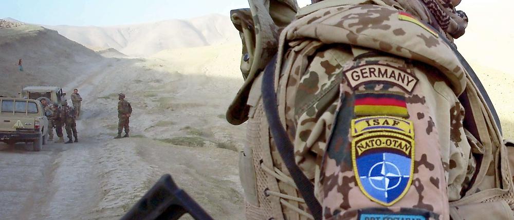 Ein Soldat des deutschen Isaf-Kontingents bei einer Patrouillie in der Umgebung von Faisabad in Afghanistan.