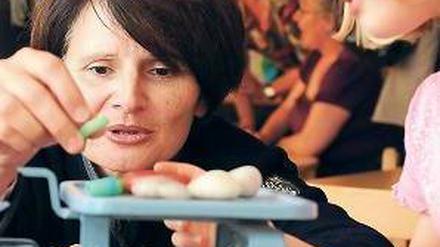 Wer macht Kinderpolitik? Am liebsten alle. In diesem Fall spielt die baden-württembergische Kultusministerin Marion Schick in einer Kindertagesstätte. Foto: dpa