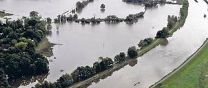 Gefährliche Seenlandschaft. Die Schwarze Elster hat weite Teile der Landschaft zwischen den Städten Elsterwerda und Bad Liebenwerda überflutet. Fotos: dapd, dpa (2)