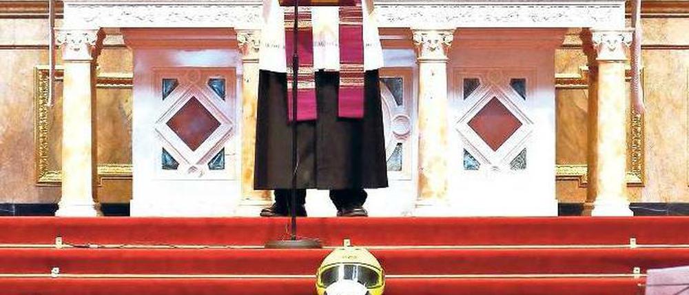 Trauer um die Toten. Der Ökumenebeauftragte des katholischen Erzbistums Berlin, Matthias Fenski, predigte zu den Menschen, die sich im Berliner Dom zum Gedenkgottesdienst für die verunglückten Biker versammelt hatten. Foto: Davids/Huebner