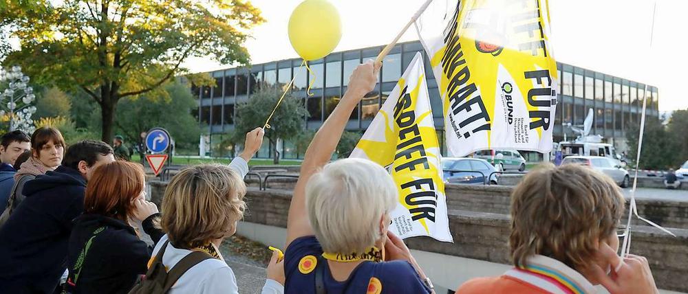 Atomkraftgegner demonstrieren in Stuttgart mit Fahnen und Transparenten gegen die Atompläne der schwarz-gelben Bundesregierung. Im Hintergrund der Landtag.
