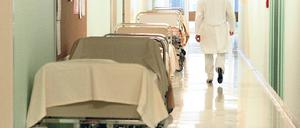 Krankes Haus? Kliniken können künftig 15 Prozent ihrer Betten frei umverteilen. Was eigentlich für Notfälle und Großschäden gedacht ist, lässt sich profitabel nutzen – dann werden mehr künstliche Hüftgelenke eingesetzt. Deshalb wird die Neuerung kritisiert. 