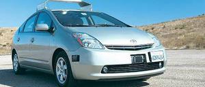 In acht Jahren marktfähig – das neue Googlemobil. Das ist ein robotergesteuertes Google-Fahrzeug auf der Basis des Toyota Prius. Es ist voll mit Radarsensoren, Kameras und Lasertechnik. Die Aufnahmefahrten für das Street-View-Projekt müssen damit nachträglich in einem anderen Licht gesehen werden. Offenbar wurde auch Technik getestet.