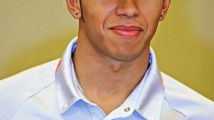 Lewis Hamilton besuchte das John-Lennon-Gymnasium in Berlin und stand den Schülern für Fotos bereit.