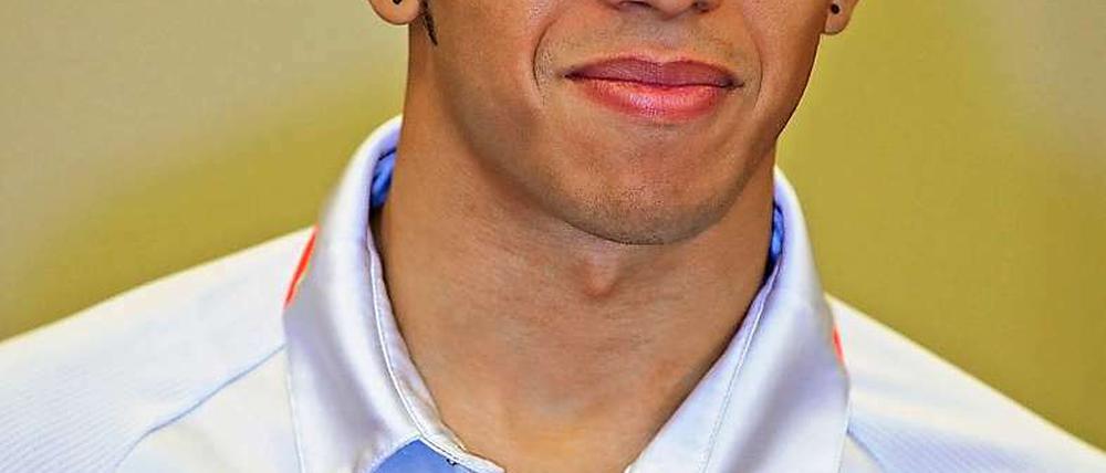 Lewis Hamilton besuchte das John-Lennon-Gymnasium in Berlin und stand den Schülern für Fotos bereit.