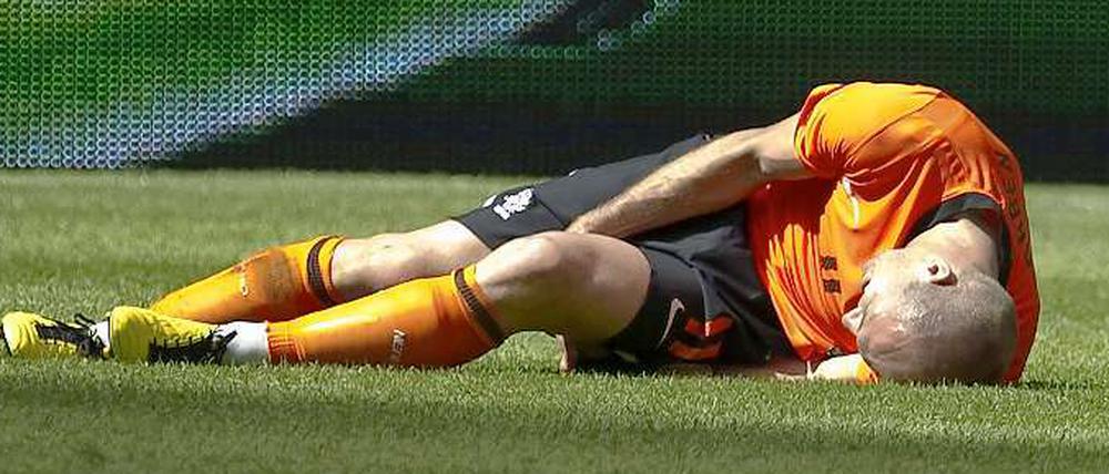 Arjen Robben verletzte sich in einem Testspiel im Vorfeld der WM. Der Niederländer hätte laut Bayern-Vorstand Rummenigge nicht zur WM nach Südafrika reisen dürfen.