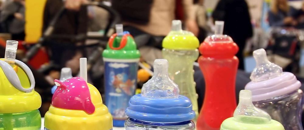 Die Übeltäter gibt es in allen Formen und Farben. Wenn möglich, soll man am Besten ganz auf die Nuckelflasche verzichten und nach dem Stillen direkt zum Becher wechseln.