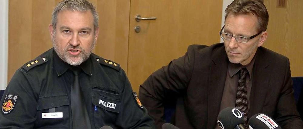 Einsatzleiter Heinz Pusch (l.) und Holger Münch, der Bremer Polizeipräsident, am Sonntag bei einer Pressekonferenz zu den Vorfällen im Weserstadion.