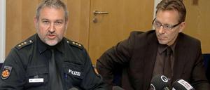 Einsatzleiter Heinz Pusch (l.) und Holger Münch, der Bremer Polizeipräsident, am Sonntag bei einer Pressekonferenz zu den Vorfällen im Weserstadion.