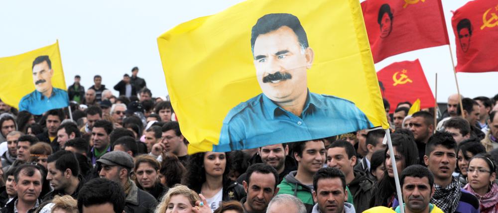 Frieden in Kurdistan - aus Sicht vieler Kurden ist der an die Freiheit von Abdullah Öcalan gebunden. Hier demonstrieren in Deutschland lebende Kurden mit seinem Bild in Düsseldorf.