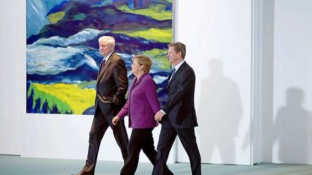 Kanzlerin Angela Merkel, Außenminister Guido Westerwelle und der bayerische Ministerpraesident Horst Seehofer am Sonntag im Bundeskanzleramt.