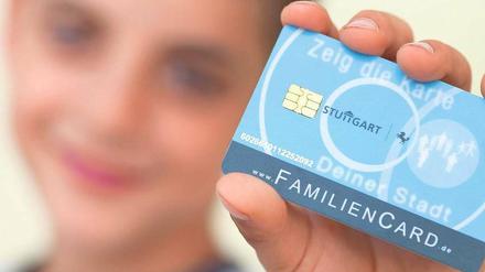 Diskriminierend oder nicht? Ein Kind aus Stuttgart mit einer „Familiencard“. Das bargeldlose System, mit dem etwa der Eintritt in ein Schwimmbad bezahlt werden kann, könnte auch auf Hartz-IV-Familien ausgeweitet werden.