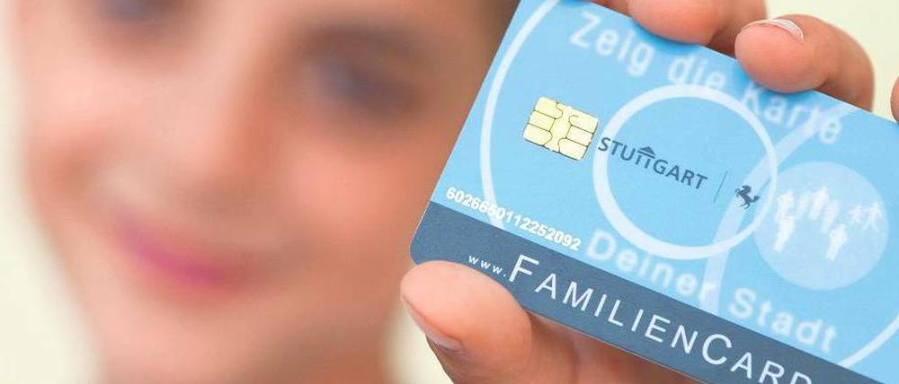 Diskriminierend oder nicht? Ein Kind aus Stuttgart mit einer „Familiencard“. Das bargeldlose System, mit dem etwa der Eintritt in ein Schwimmbad bezahlt werden kann, könnte auch auf Hartz-IV-Familien ausgeweitet werden.