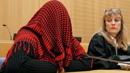 Die wegen Misshandlung von Schutzbefohlenen und gefaehrlicher Koerperverletzung angeklagte Birgit W. am Montag neben ihrer Verteidigerin Andrea Schnetzer im Gerichtssaal.