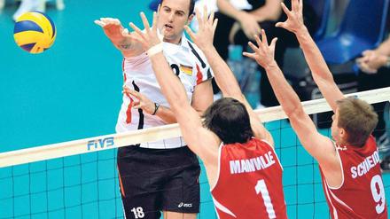 Blockade gelöst. Den deutschen Volleyballern um Georg Grozer gelang nach zwei Niederlagen bei der WM gegen Kanada der erste Sieg. Foto: dpa