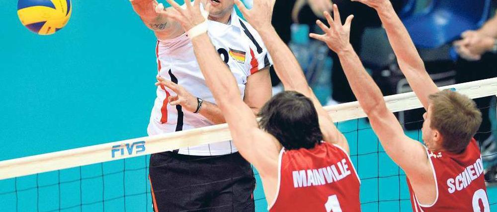 Blockade gelöst. Den deutschen Volleyballern um Georg Grozer gelang nach zwei Niederlagen bei der WM gegen Kanada der erste Sieg. Foto: dpa