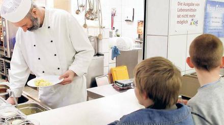 Mittag beim Profi. Bedürftige Kinder und ihr Koch im Berliner Kinder- und Jugendzentrum „Die Arche“. 