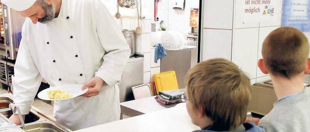 Mittag beim Profi. Bedürftige Kinder und ihr Koch im Berliner Kinder- und Jugendzentrum „Die Arche“. 