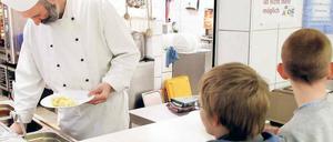 Mittag beim Profi. Bedürftige Kinder und ihr Koch im Berliner Kinder- und Jugendzentrum „Die Arche“. 