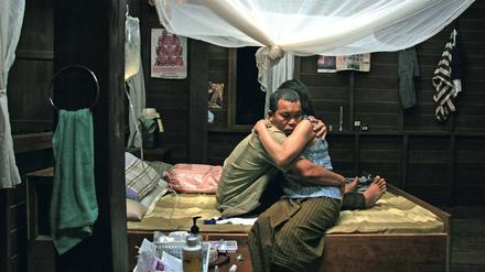 "Der Himmel wird überschätzt", sagt Boonmees verstorbene Frau (Natthakarn Aphaiwonk) und umarmt ihren schwerkranken Mann (Thanapa Saisaymar).