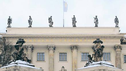 Dachschmuck. Die Attikafiguren kommen eventuell zurück nach Potsdam. Foto: ddp