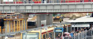 Steigen zwischen Sandbergen. Eine der größten Bahnbaustellen in der Region ist das Ostkreuz. Die Arbeiten dauern mindestens noch bis 2016. Ostern 2012 soll der neue Ringbahnsteig in Betrieb gehen. Foto: Ilone Studré