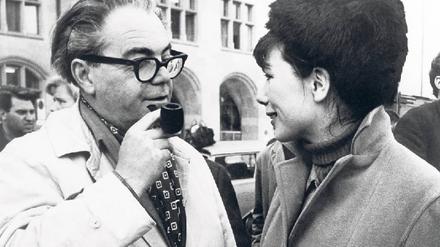 Max Frisch mit Marianne Oellers, seiner späteren Ehefrau, bei Dreharbeiten. Foto: picture-alliance