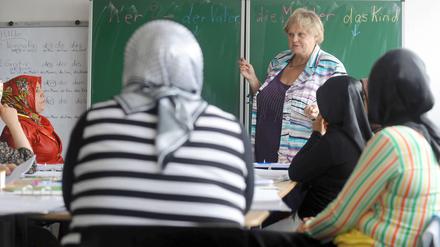 In Sprachkursen lernen Migranten die deutsche Sprache.