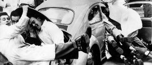 Carsharing wörtlich genommen: 1959 wollten Studenten der kanadischen Universität Manitoba herausfinden, wie viele Menschen in einen VW-Käfer passen. 33 Wissenschaftler versuchten, sich hineinzuquetschen, aber einige mussten draußen bleiben.