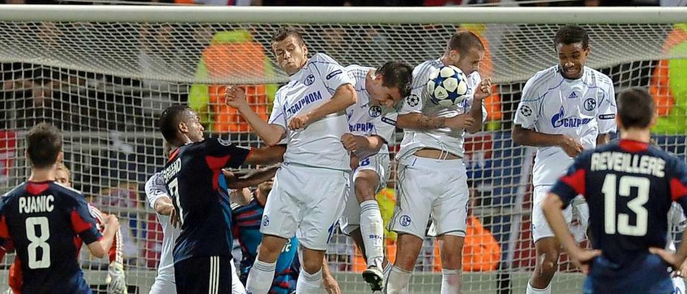 Bedingt abwehrbereit. Die Schalker Defensive erwies sich auch in der Champions League als instabil.