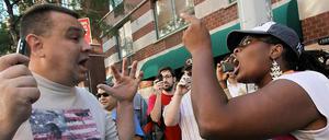 Offener Schlagabtausch. Moscheegegner diskutieren heftig mit einer Frau, die das Projekt in der Nähe von Ground Zero verteidigt.