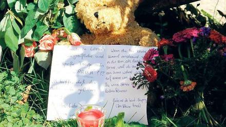 Blumen und Abschiedsbriefe legten Trauernde vor dem Krankenhaus nieder. Foto: dpa