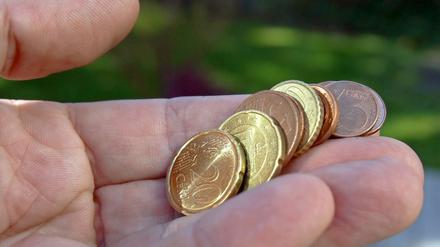 Debatte um jeden Cent: Die Neuregelung der Hartz IV-Leistungen stellt Arbeitsministerin Ursula von der Leyen auf eine harte Probe.