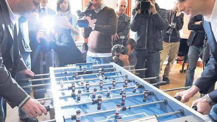 Freundliche Handgreiflichkeiten. Stefan Orth (links), Präsident des FC St. Pauli, und Bastian Reinhardt, Sportchef des HSV, tragen das große Spiel im Kleinen aus.