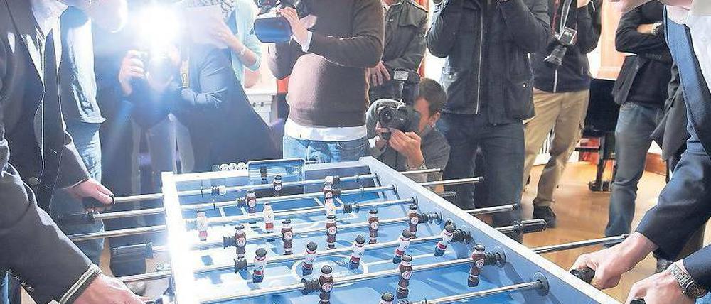 Freundliche Handgreiflichkeiten. Stefan Orth (links), Präsident des FC St. Pauli, und Bastian Reinhardt, Sportchef des HSV, tragen das große Spiel im Kleinen aus.
