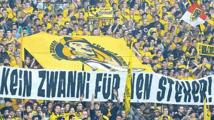 Plakative Botschaft. Die Dortmunder Kurve protestiert gegen die Ticketpreiserhöhung auf Schalke.