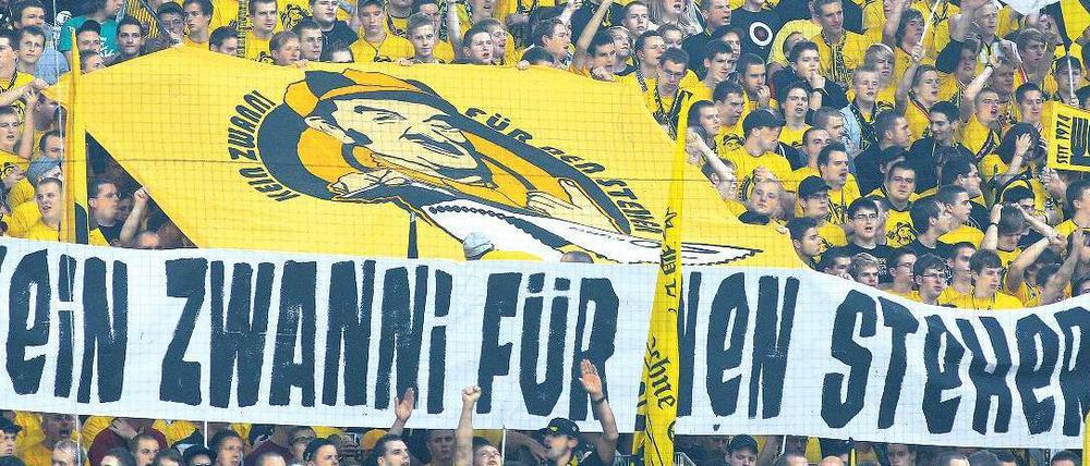 Plakative Botschaft. Die Dortmunder Kurve protestiert gegen die Ticketpreiserhöhung auf Schalke. 