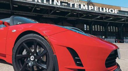 Roter Flitzer. Der Sportwagen von Tesla fährt elektrisch. 