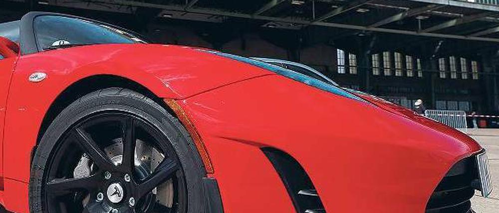 Roter Flitzer. Der Sportwagen von Tesla fährt elektrisch. 