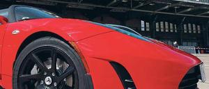 Roter Flitzer. Der Sportwagen von Tesla fährt elektrisch.