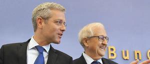 Ausgeschlagen. Am Morgen danach haben Röttgen (l.) und Brüderle das Konzept verteidigt - und nichts zum Vertrag gesagt.