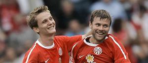 Drittes Spiel, dritter Sieg: Der Schütze des 1:1, Niko Bungert (l.), und sein Mannschaftskollege Florian Heller feiern den Mainzer 2:1-Sieg über den den FCK.