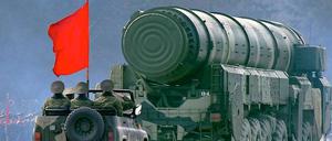 Mobile russische Rakentenabschussrampe: Ohne Atomwaffen geht es nicht, sagt Sicherheitsexperte Hacke.