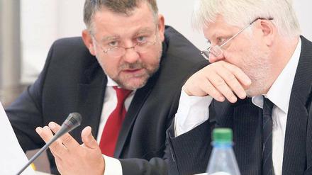 Unter Druck. Im Ausschuss für Haushalt und Finanzen standen Innenminister Rainer Speer (SPD, li.) und Finanzminister Helmuth Markov (Linke) Rede und Antwort.