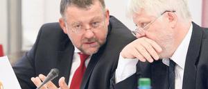 Unter Druck. Im Ausschuss für Haushalt und Finanzen standen Innenminister Rainer Speer (SPD, li.) und Finanzminister Helmuth Markov (Linke) Rede und Antwort.