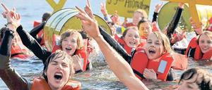 Sprung in die Spree. Die Greenpeace-Jugend ist am Sonntag, eine Woche vor der geplanten Großdemo gegen Atomkraft, schon mal ins Wasser gegangen.
