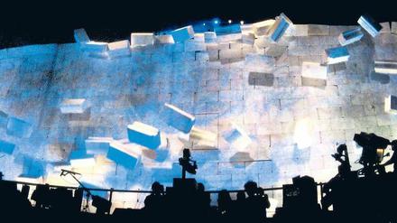 Einsturz. Zuletzt stand „The Wall“ in Berlin 1990 – im Sommer 2011 will Roger Waters mit der Neuinszenierung seiner Rockoper wieder in die Stadt kommen. 
