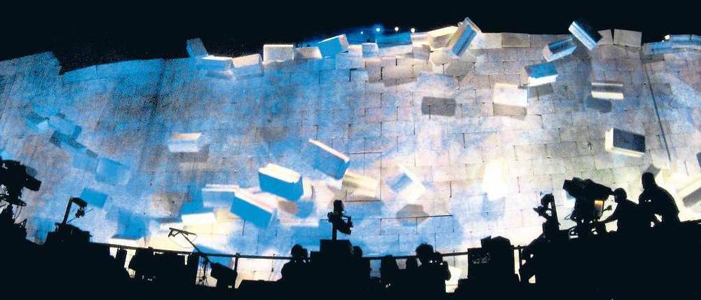 Einsturz. Zuletzt stand „The Wall“ in Berlin 1990 – im Sommer 2011 will Roger Waters mit der Neuinszenierung seiner Rockoper wieder in die Stadt kommen.